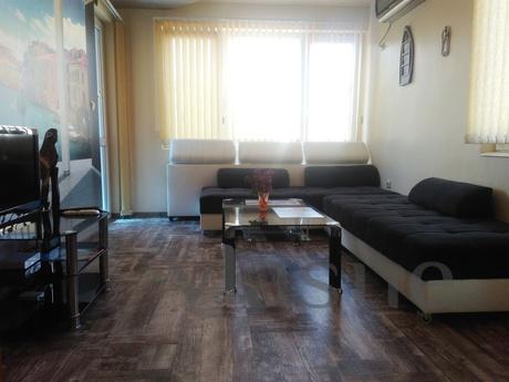 1 bedroom apartment in the center, Burgas - apartment by the day