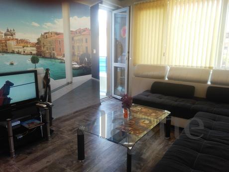 1 bedroom apartment in the center, Burgas - apartment by the day